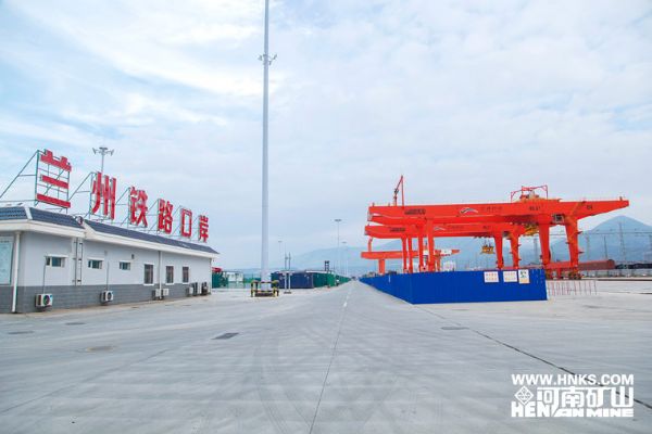 为兰州国际港务区制造的自动化集装箱起重机正式投入使用